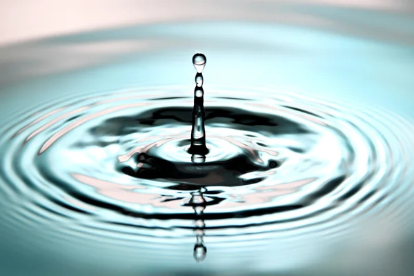 Green Background of Water Drops a beautiful shape in Basin. — Stock Photo, Image