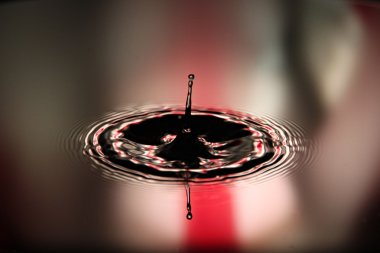 su kırmızı arka plan şekilleri güzel havzasında düşer..