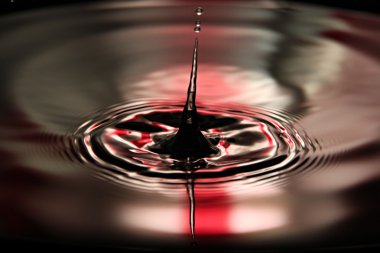 su kırmızı arka plan şekilleri güzel havzasında düşer..