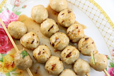 Ateşle yumuşak köfte kızartma.