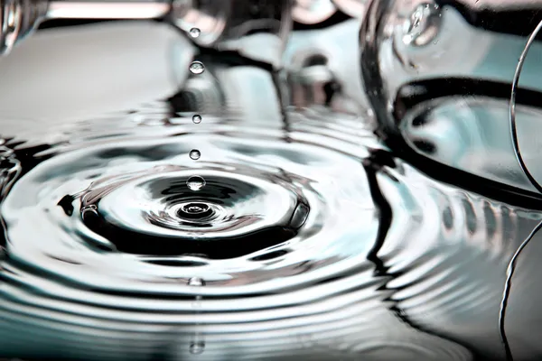 L'acqua scende una bella forma in piscina . — Foto Stock