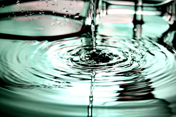 Wassertropfen sind schön im Becken. — Stockfoto