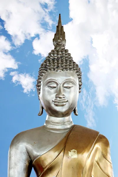 Buddha-szobor a háttérben a kék ég. — Stock Fotó