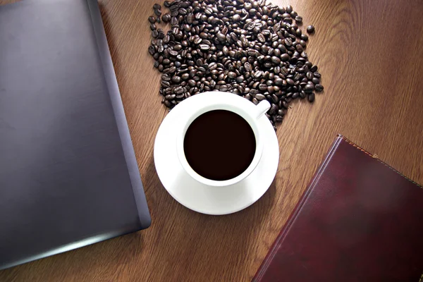 Copo de café branco ângulo alto e ver o computador, livro em madeiras velhas . — Fotografia de Stock