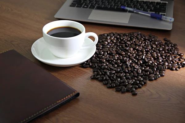 Café na xícara branca perto do caderno de computador . — Fotografia de Stock