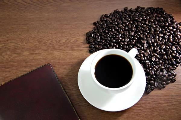 Чашки кави білий і книгу на стіл старого дерева поблизу кава — стокове фото