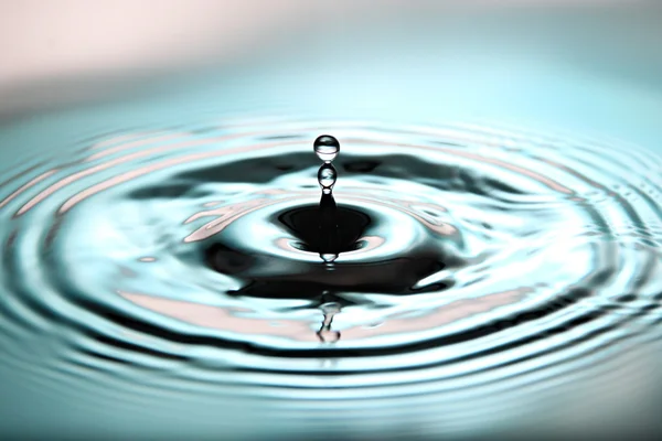 Fundo azul de gotas de água uma forma bonita na bacia . — Fotografia de Stock