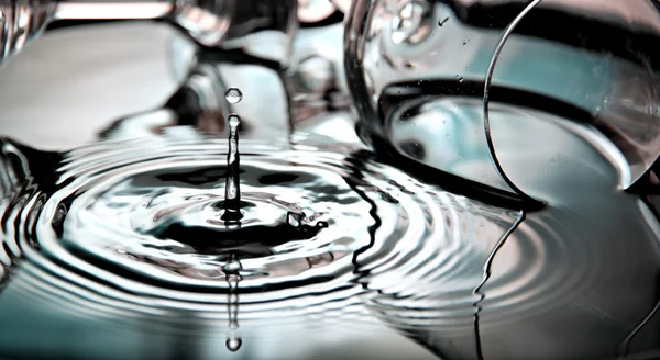 Red Background of Water drops a beautiful shape in Basin. — Stock Photo, Image