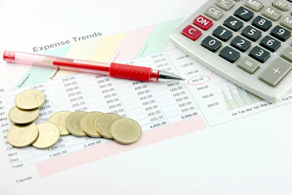 Красная ручка, калькулятор и деньги Монеты на бизнес-графике . — стоковое фото