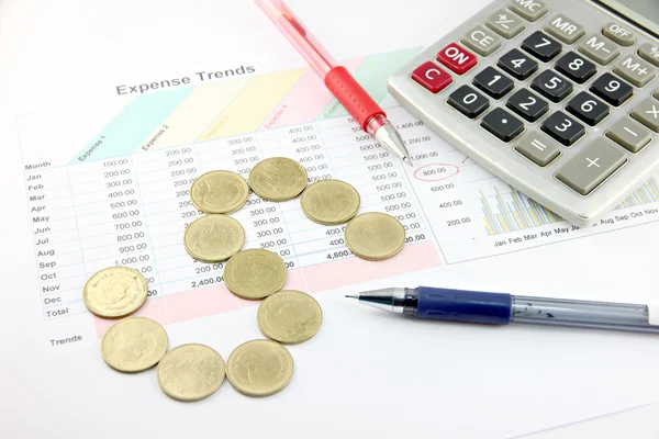 Caneta vermelha, calculadora e dinheiro Moedas . — Fotografia de Stock