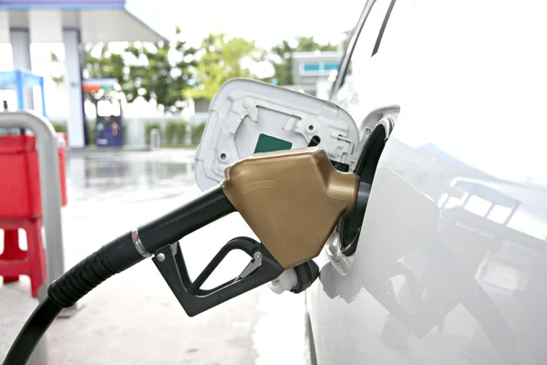 benzin istasyonunda yakıt ikmal donanımları.