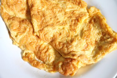 omlet beyaz çanak üzerinde.