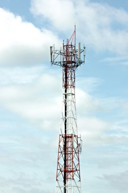 anten dizi telefon ve cep telefonuna mavi gökyüzü.