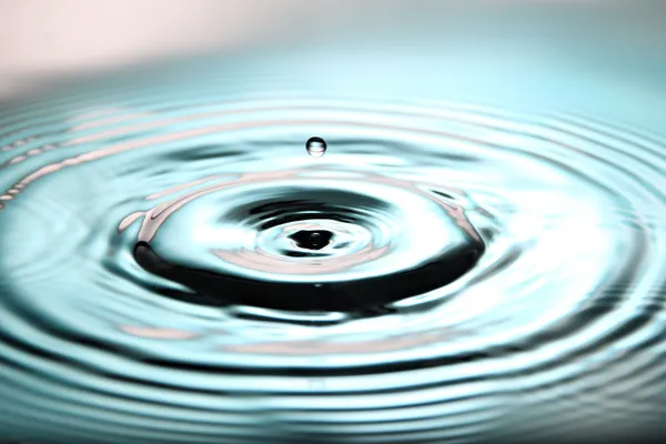 mavi arka plan dalgalanma su Havzası içinde damla.