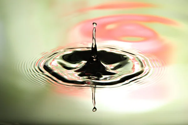 Красочный фон Капли воды и красивая форма в бассейне . — стоковое фото