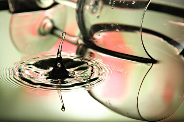 Fondo di vetro di acqua gocce una bella forma in bacino . — Foto Stock