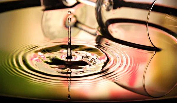 Glas bakgrund av vatten droppar en vacker form i bassängen. — Stockfoto