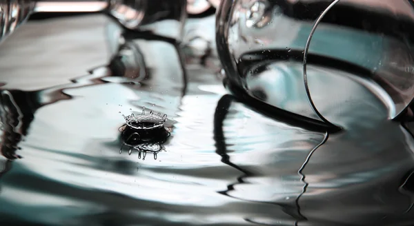 Blå färg och glas bakgrund vatten droppar en vacker form — Stockfoto