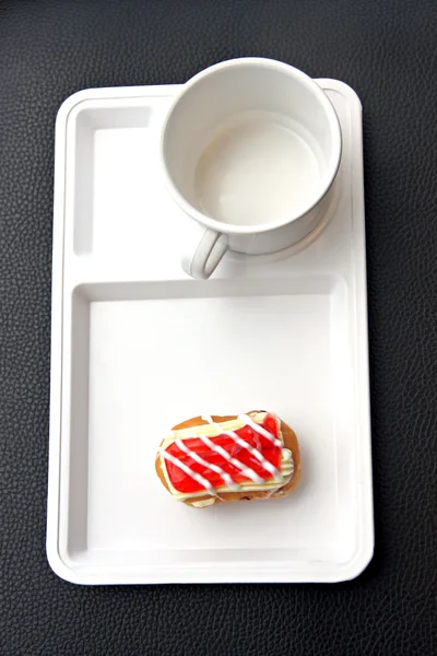 Donut como sushi en plato blanco . —  Fotos de Stock