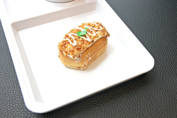 Donut zoals sushi op witte schotel. — Stockfoto