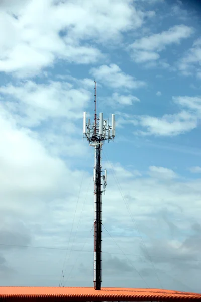 Antenne réseau téléphonique . — Photo