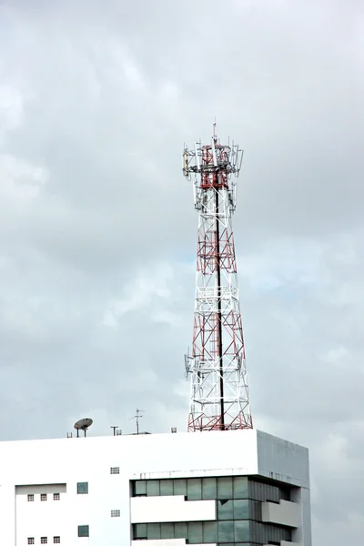 Antena matriz telefone no telhado Edifício . — Fotografia de Stock