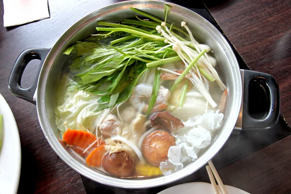 Gorące sukiyaki w puli. — Zdjęcie stockowe
