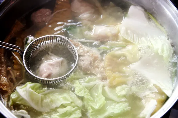 Varkensvlees dia in sukiyaki pot. — Stockfoto