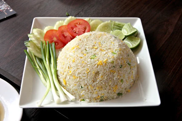 Smažená rýže v bílé misce na tabulce potraviny. — Stock fotografie