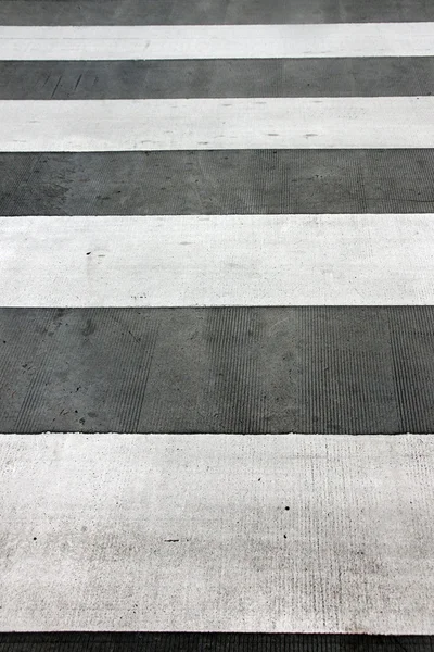 Jaywalking tvärs över gatan. — Stockfoto