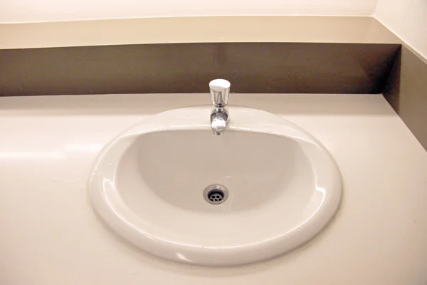Sinks in the bathroom hotel. — Stock Photo, Image