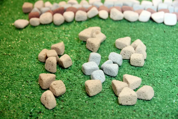 Маленькі камені, що лежать на зеленому тлі . — стокове фото