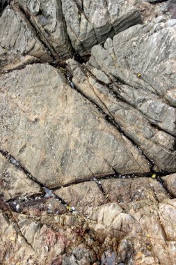 büyük taşlar çatlaklar.
