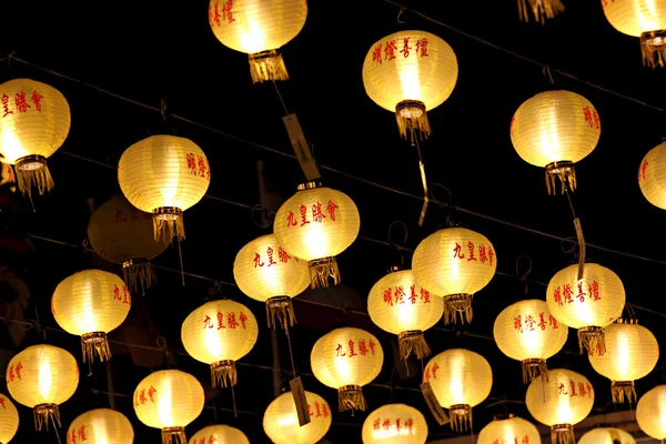 Yellow Chinese lanterns. — Stock Photo, Image