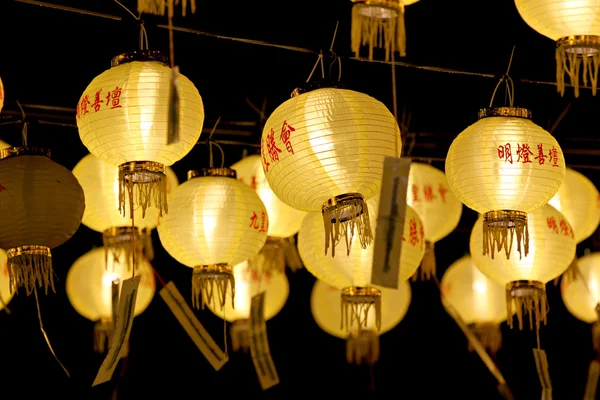 Yellow Chinese lanterns. — Stock Photo, Image