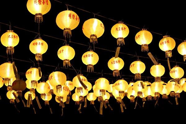 Yellow Chinese lanterns. — Stock Photo, Image