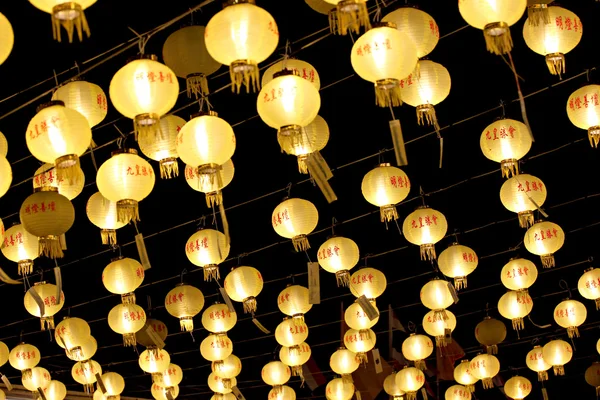 Yellow Chinese lanterns. — Stock Photo, Image