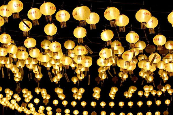 Желтые китайские фонари . — стоковое фото