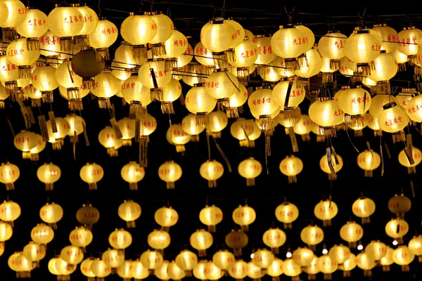 Yellow Chinese lanterns. — Stock Photo, Image