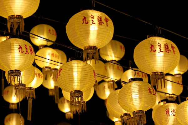 Yellow Chinese lanterns. — Stock Photo, Image