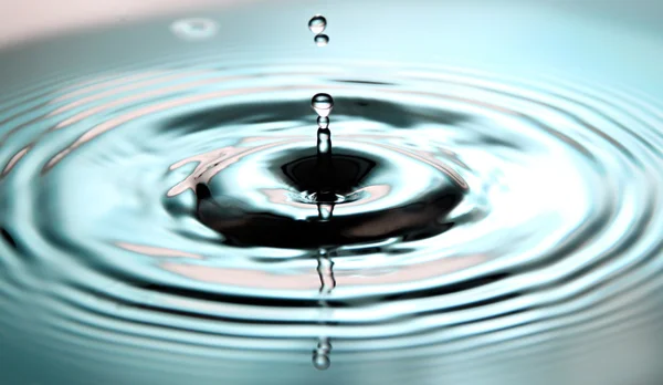 Blue Water drops a beautiful shape in Basin. — Stock Photo, Image