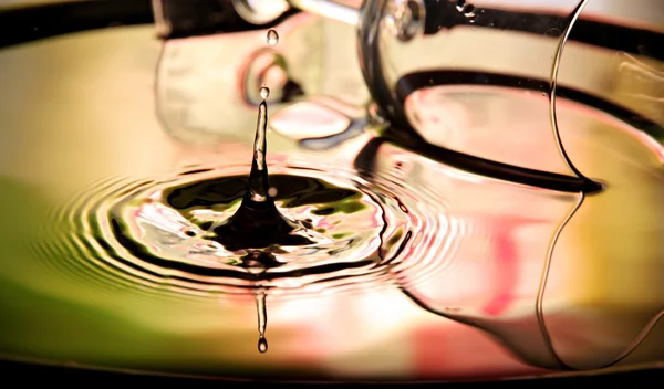 Water drops a beautiful shape and beverage Glass in Basin. — Stock Photo, Image