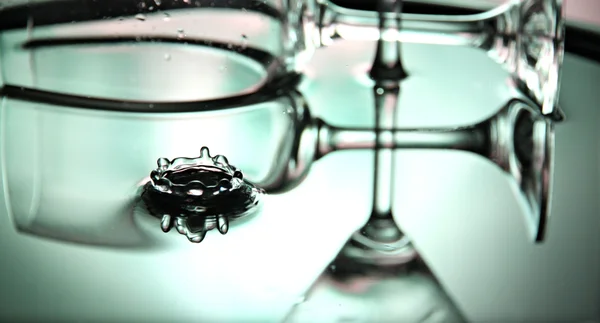 Gotas de agua verde y vidrio de bebida en la cuenca . —  Fotos de Stock