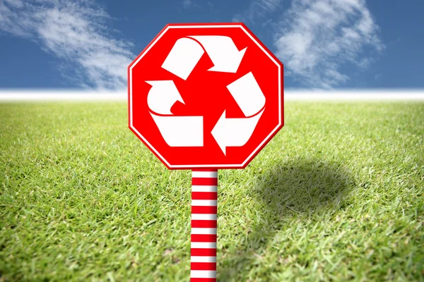 Etiqueta roja con el símbolo del medio ambiente en la hierba y azul s — Foto de Stock