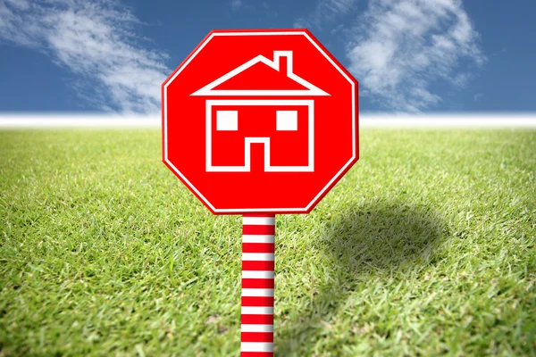 Etichette rosse con foto di casa su erba e cielo blu . — Foto Stock