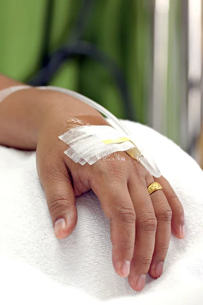 Hand with the salt water in Hospital. — Stock Photo, Image