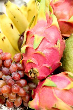 meyve sepet içinde beyaz arka plan üzerinde toplandı..