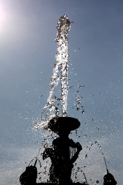 Brunnen im Park. — Stockfoto