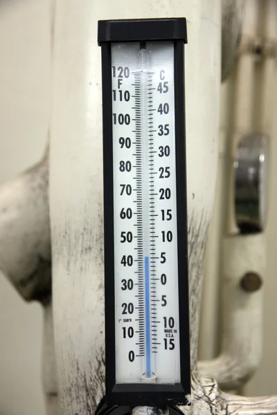 Термометр в комнате управления . — стоковое фото