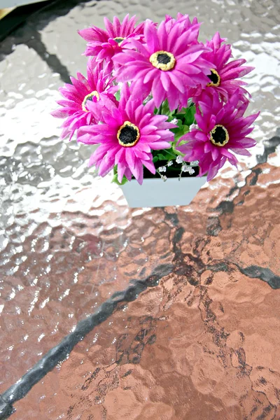 Purple květiny na stůl sklo. — Stock fotografie